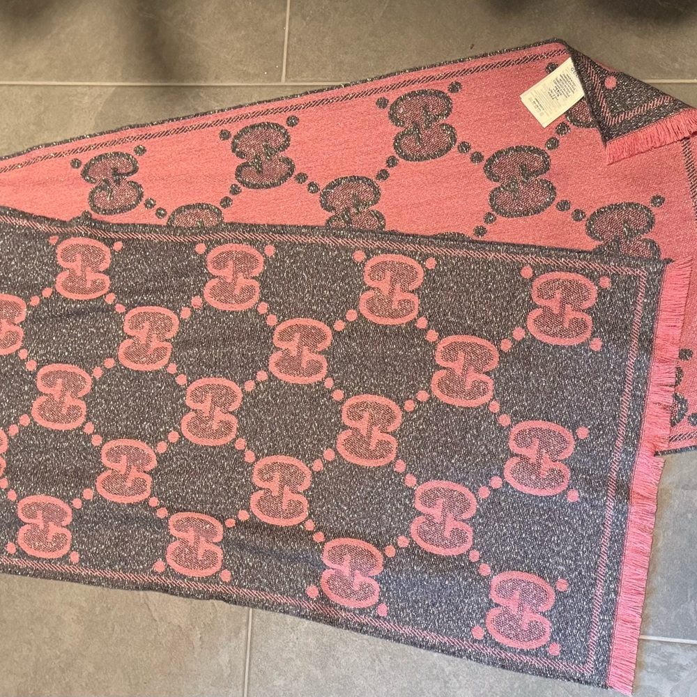 Authentic Gucci Pink and Silver Knit Scarf